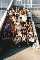 Gruppenfoto am Schuleingang